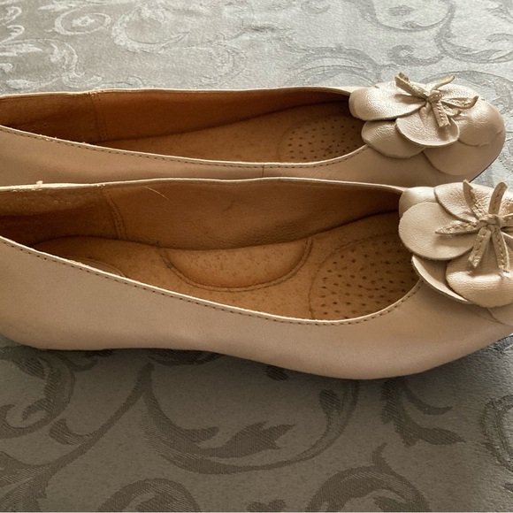 Clarks flats - Picture 1 of 2